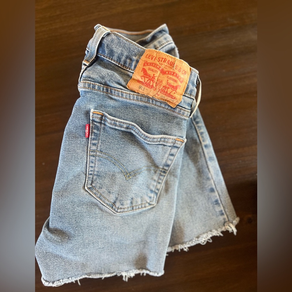 Levi Women’s Denim Jean Shorts Size 2! Perfect condition and so cute!
